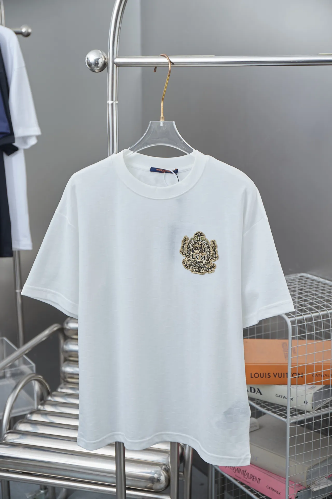 🅿️190 Louis LV 25ss new early spring short-sleeved checkerboard jacquard crown embroidered short-sleeved light luxury essential item for daily commuting for men and women Correct version Welcome to compare Detailed features · Pique jacquard fabric, 100% pure cotton with high count cotton added, dry and avoid stuffiness, made by computer knitting machine or hand loom, similar in shape to bees. · The gold thread embroidery sealing process is combined, interweaving metal threads with other silk threads · Double-needle stitching across seams · Original main mark, washed tag, branded moisture-proof paper packaging Color: black/white/green Size: S/M/L/XL